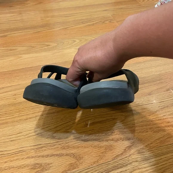 Crocs Stylish Black Women's Sandals - Picture 4 of 6